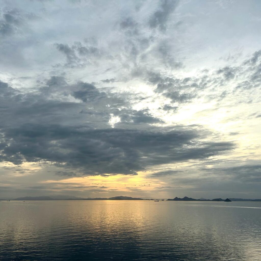 夕焼けの落ち着いた海