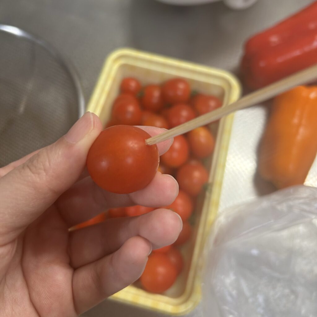 ミニトマトに楊枝を突き刺す