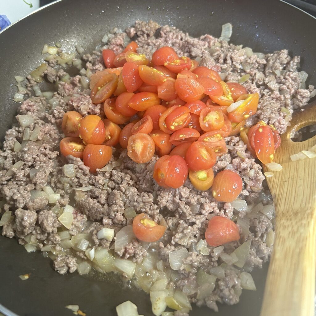 炒めたひき肉と玉ねぎとトマト