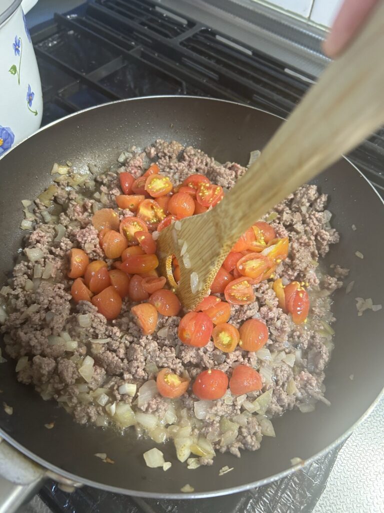 炒めたひき肉と玉ねぎとトマト