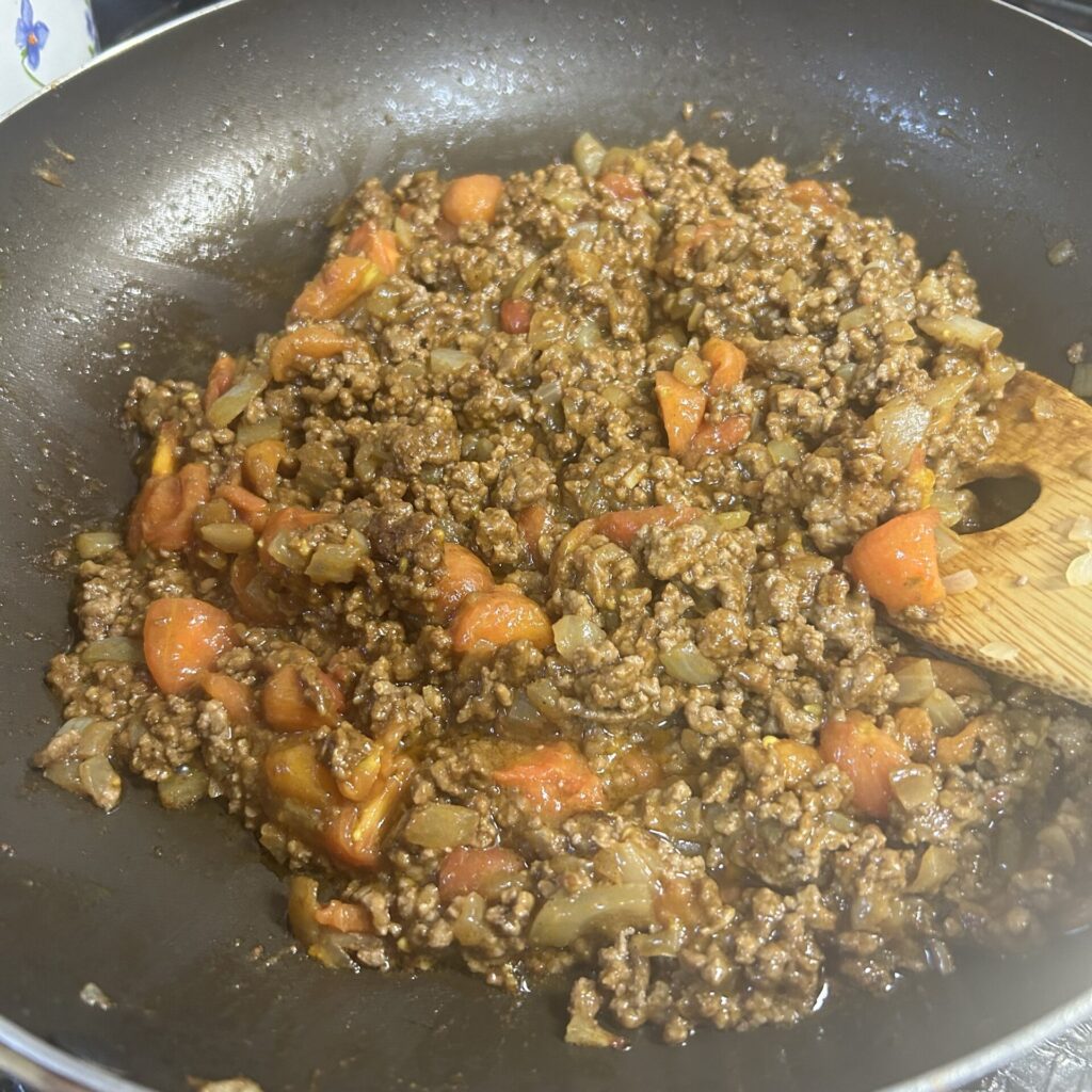 炒めたひき肉と玉ねぎとトマトのカレー